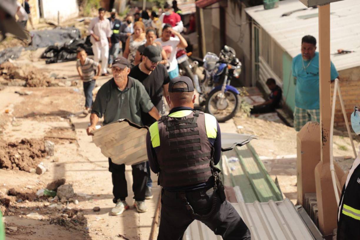 “Ya nosotros estamos evacuando, ya cada quien agarrando por su lado. Las familias abrazándonos, despidiéndonos. Aquí ha sido una sola lloradera” por la separación, lamentó Yolanda Moncada, vecina de la Guillén.