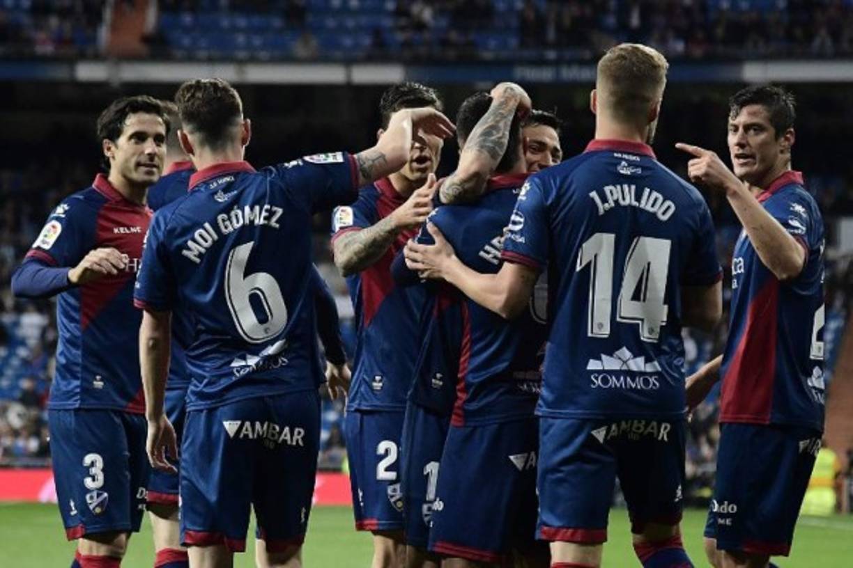Jugadores dle Huesca festejando por todo lo alto el gol del colombiano Cucho Hernández.