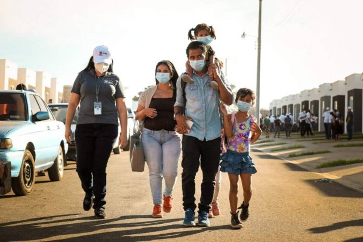 'Teníamos que encontrar una solución, y darles la alegría de entregarles una vivienda propia', agregó el popular mandatario.