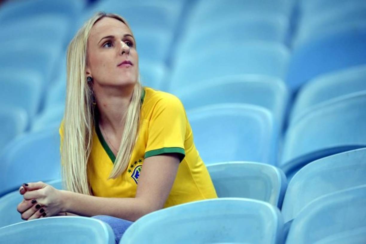 Una guapa aficionada de Brasil en el estadio Gremio Arena de Porto Alegre.
