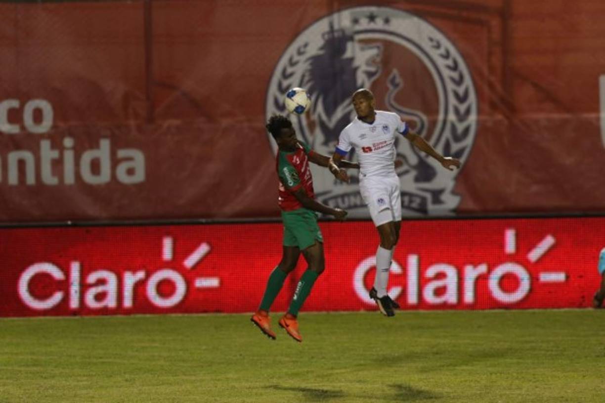 Eddie Hernández y Bryan Johnson saltan por el balón.
