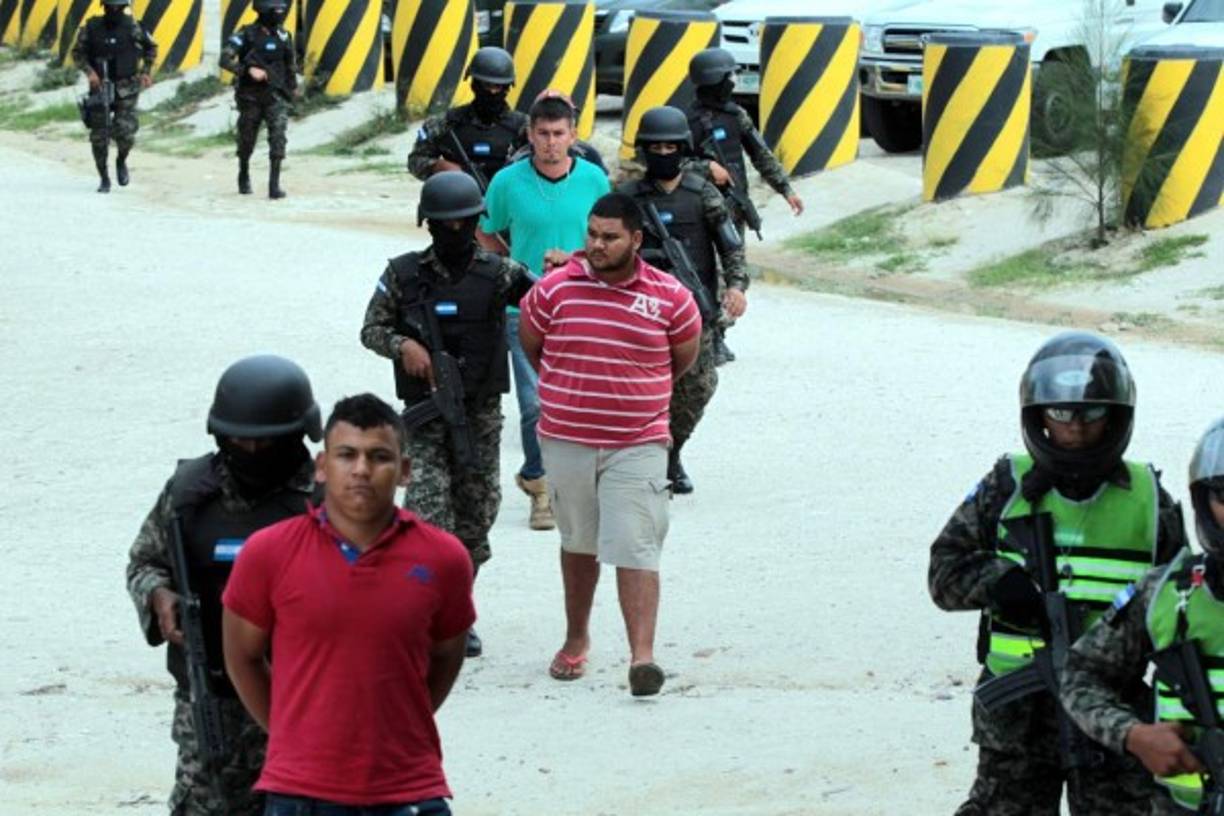 Los hombres fueron trasladados este domingo en dos helicópteros UH-1H.