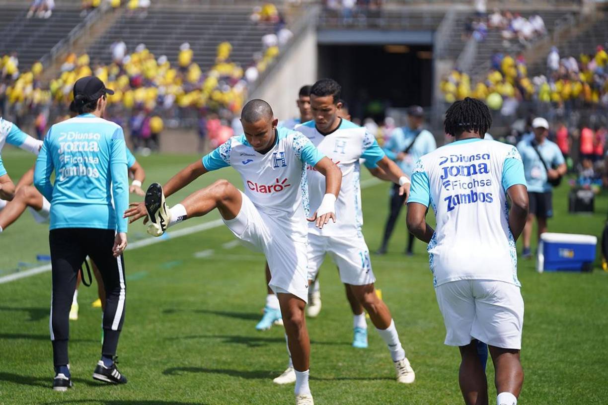 Javier Arriaga, ya ‘peloneado‘ tras su debut en la Selección de Honduras, realizando el calentamiento previo al duelo ante Ecuador.