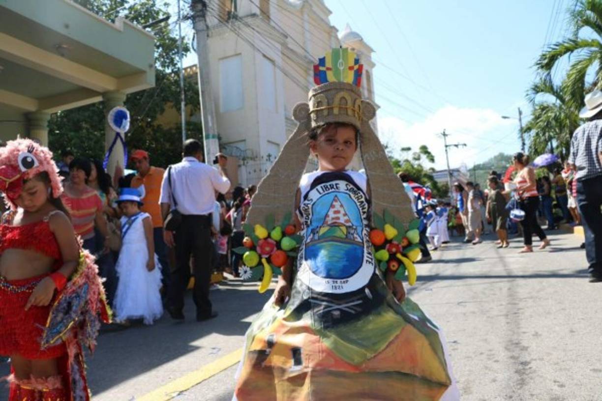 Ritmo, color, cultura y civismo en el primer desfile de las fiestas patrias pusieron los menores.<br/>