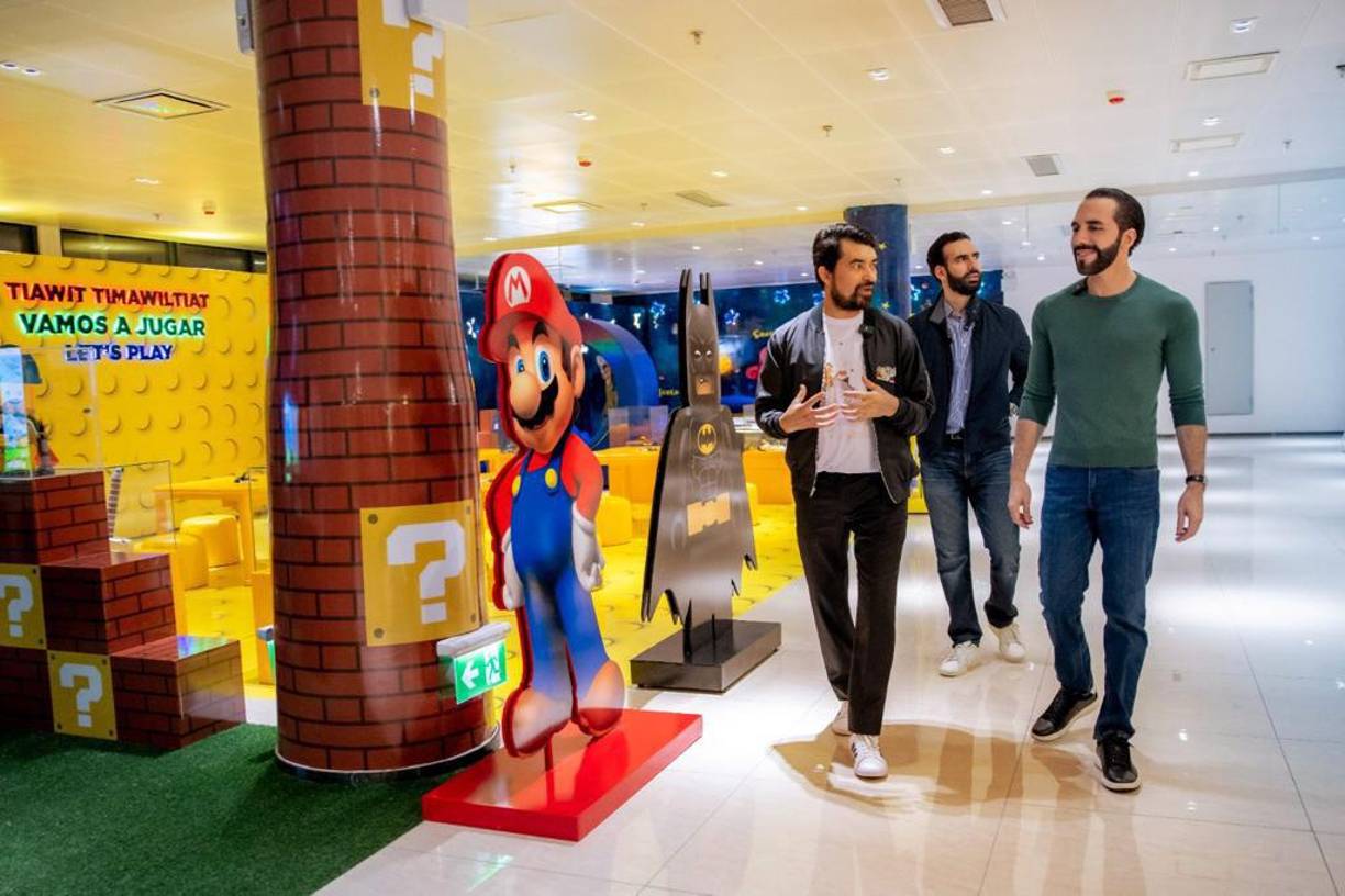 La biblioteca “es una gran colaboración de la República Popular China, es una gran obra para los salvadoreños”, señaló el mandatario durante un recorrido en el que conoció las instalaciones de la denominada Biblioteca Nacional de El <b>Salvador</b> (BINAES).