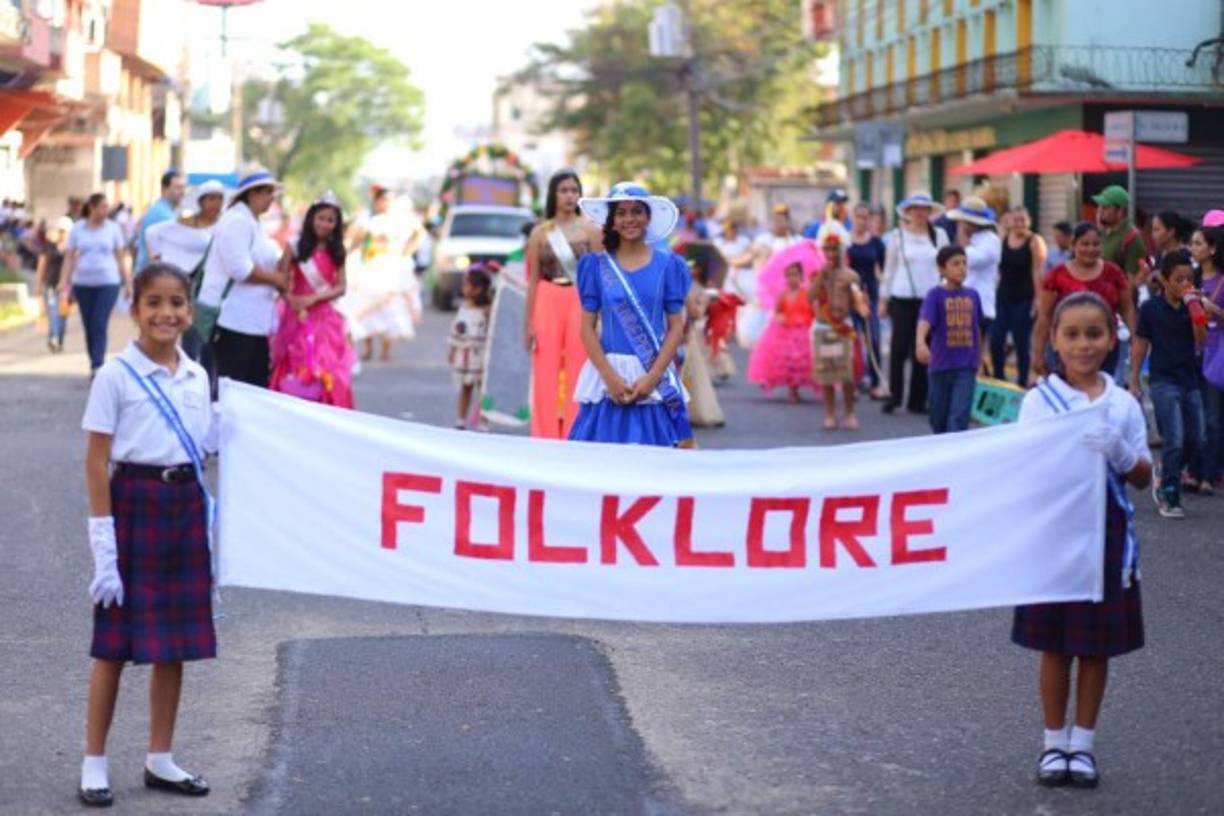 Los cuadria de la Niña Independencia no faltan en la marcha.