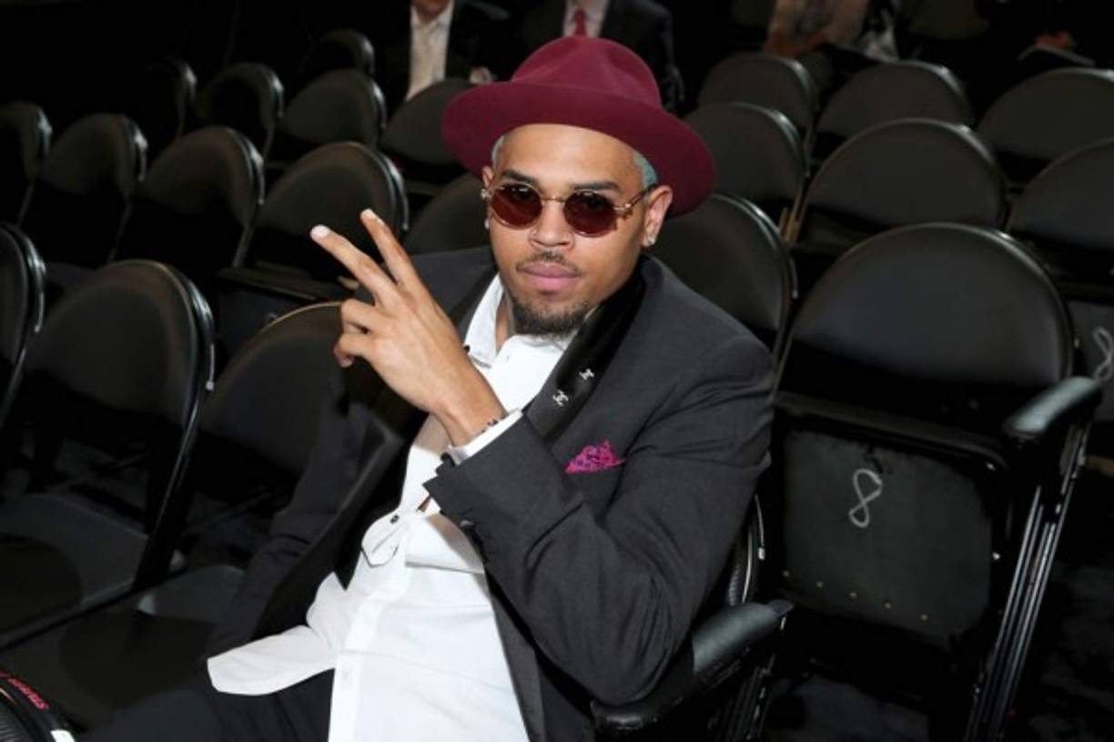 Chris Brown un poco solo en los Grammy 2015.