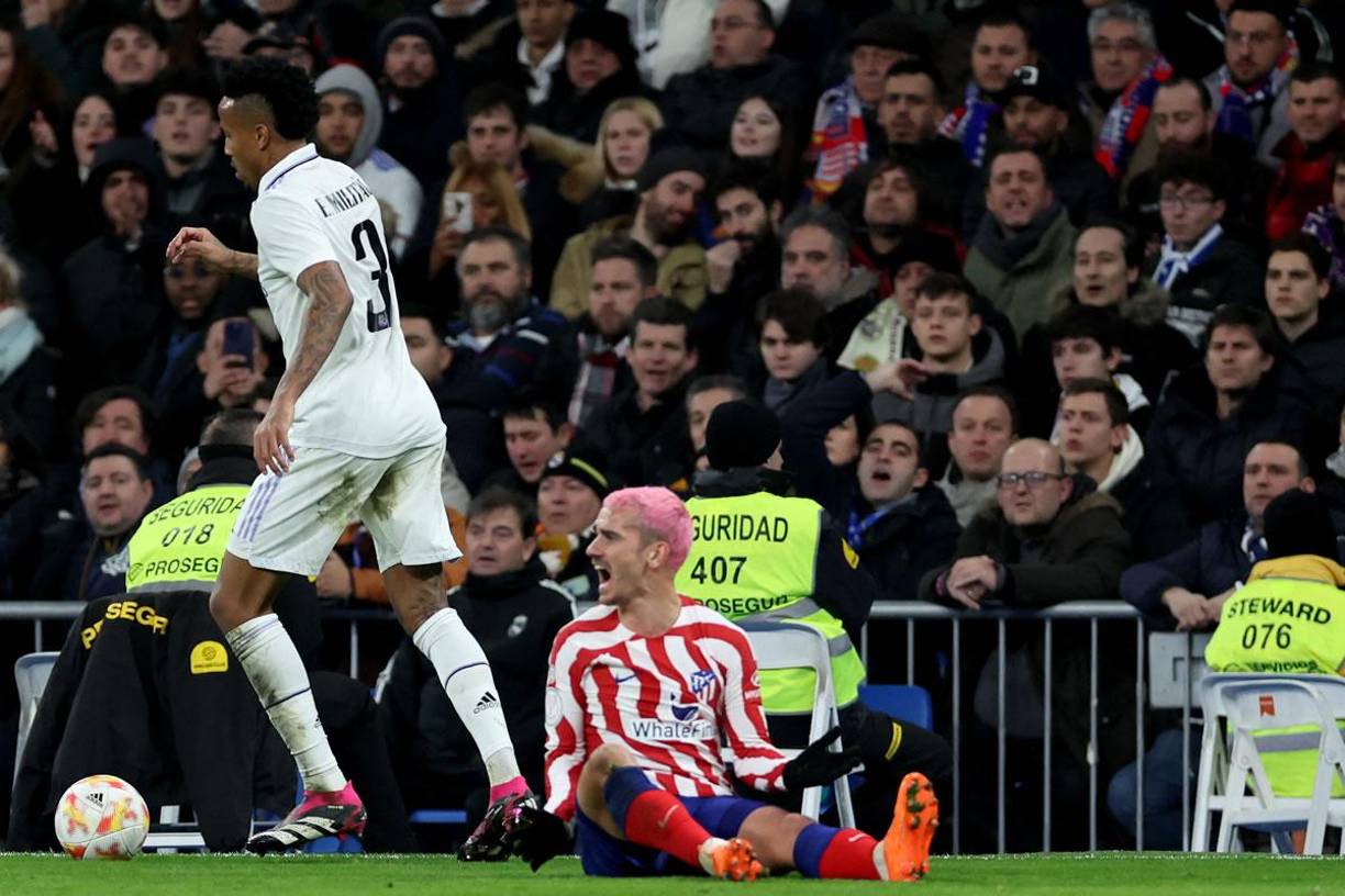 Antoine Griezmann en el suelo tras una disputa del balón con Éder Militao.