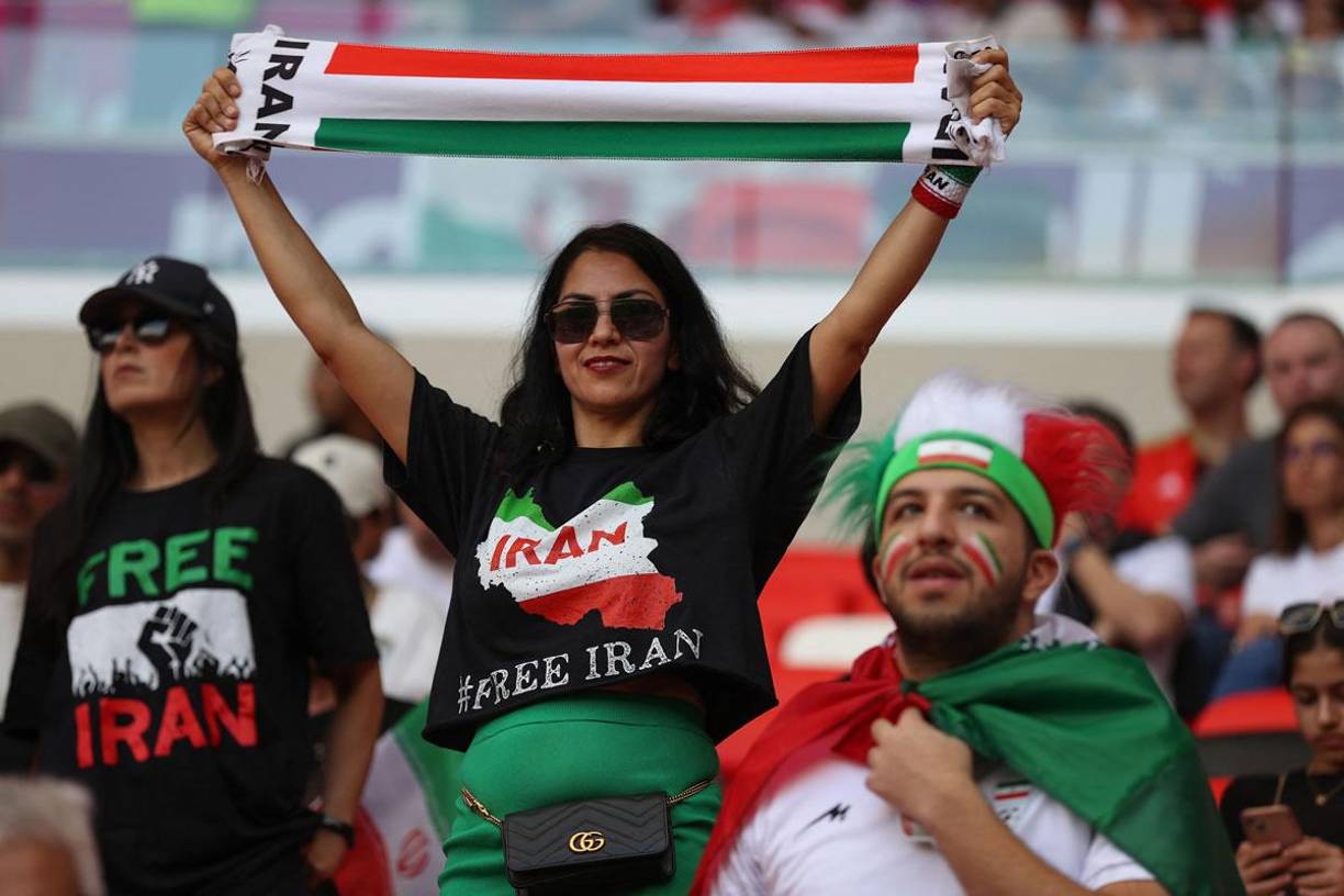 Otras aficionadas llevaron camisetas con el lema del movimiento de protesta de Irán, “Mujer, vida, libertad”.
