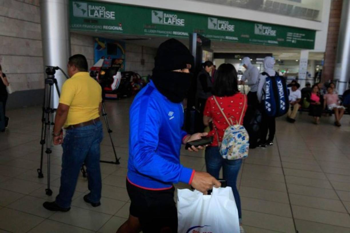 German 'Patón' Mejía se dejó ver cubierto como por un pasamontaña a su salida del aeropuerto capitalino.