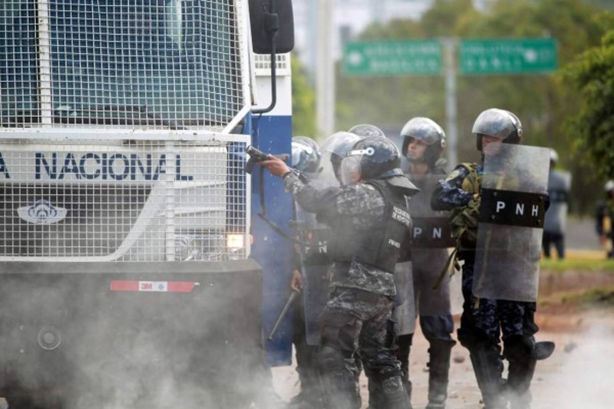 Los policías tuvieron que cubrirse con ropa especial, escudos y utilizar la tanqueta para enfrentar a los manifestantes.