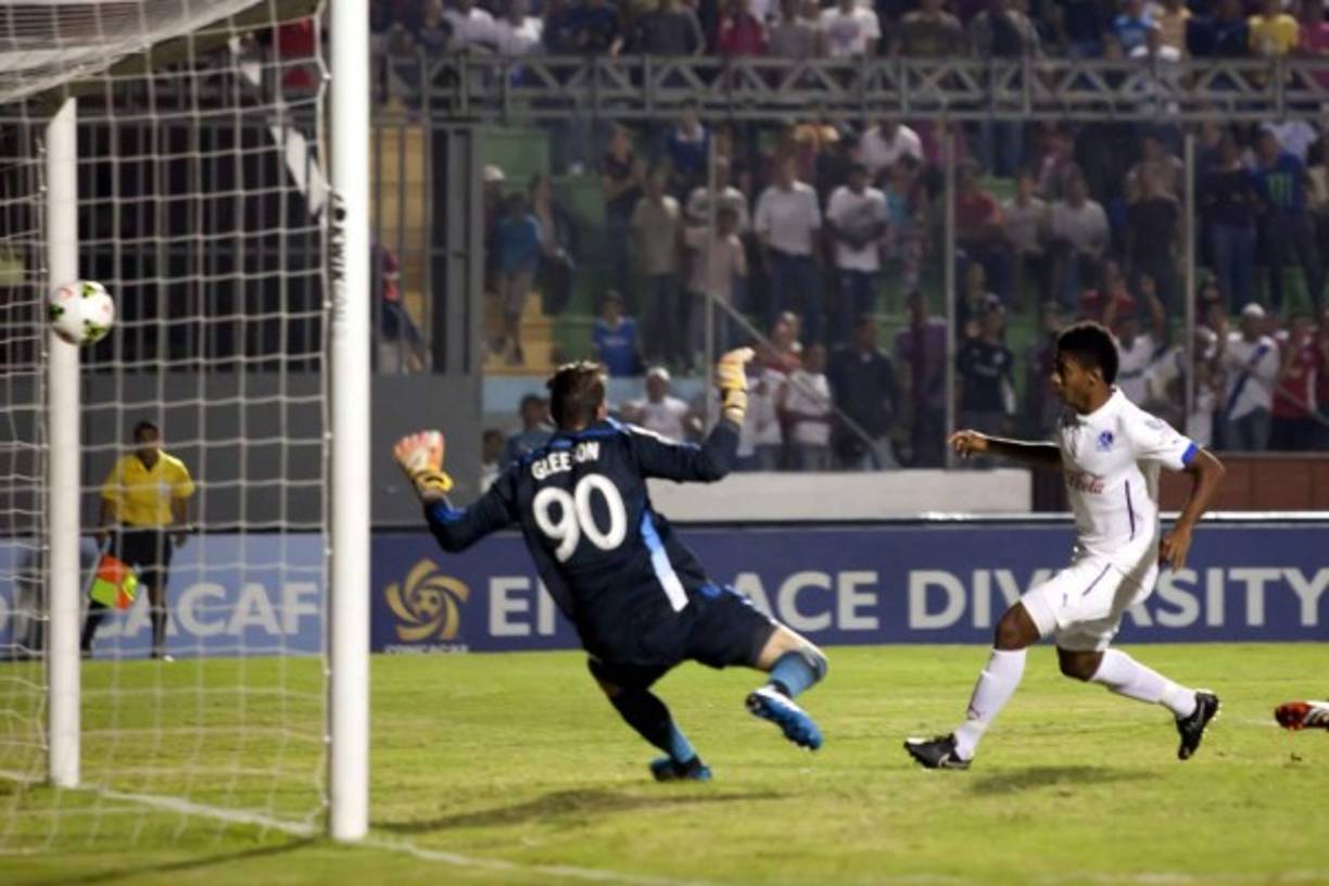 Anthony Lozano venciendo al portero Jake Gleeson del Portland Timbers.