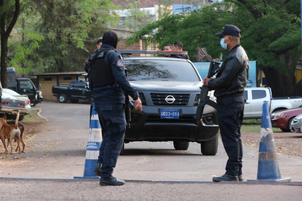 Ambiente en el Comando Cobras a escasas horas de la extradición del expresidente Juan Orlando Hernández. Fotografía: Opsa / David Romero. 