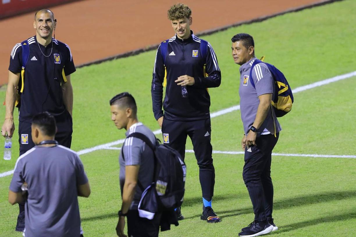 Los jugadores de Tigres y su entrenador se mostraron sonrientes en el estadio Olímpico, un día antes del partido.