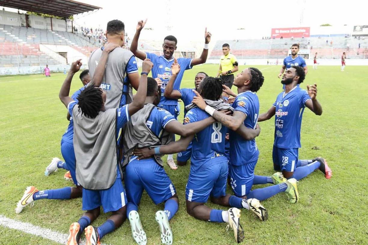 La celebración de los jugadores del Victoria tras el tercer gol del partido contra el Marathón.