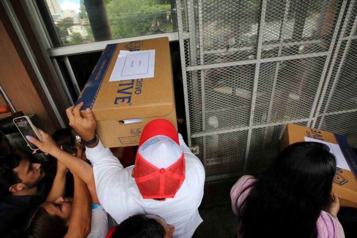 De igual forma señaló lo ocurrido “con los 40 decretos de exoneraciones y perdones fiscales que se aprobaron a lo largo de la última década para favorecer de forma corrupta e inmoral a las empresas de las 10 familias, mientras se cargaba con 14 nuevos impuestos a los más pobres”. 