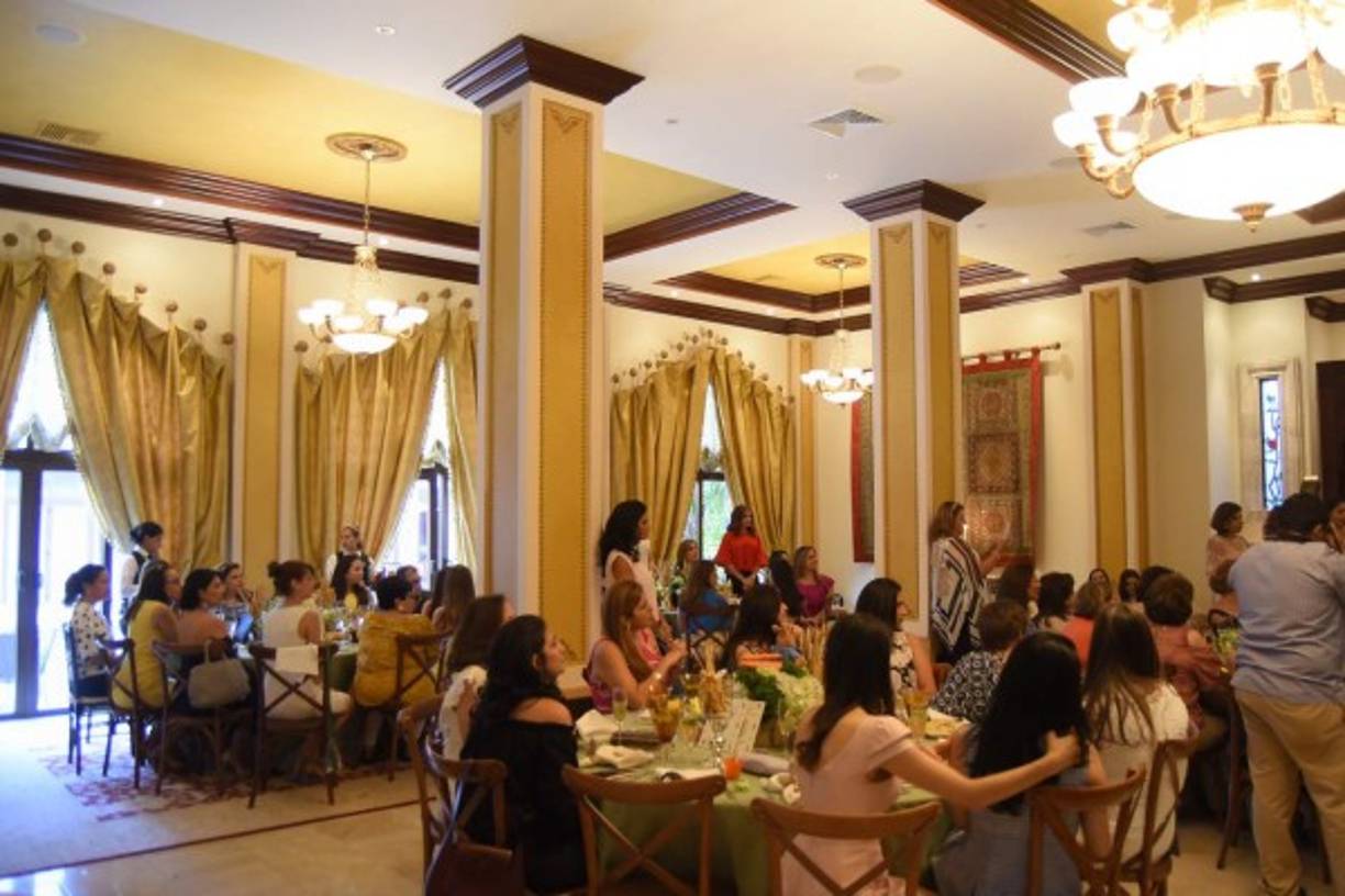 El salón de fiestas de la residencia Faraj Pumpo acogió la exclusiva celebración. Las invitadas compartieron desde la tarde hasta cerca de las 10:00 pm.