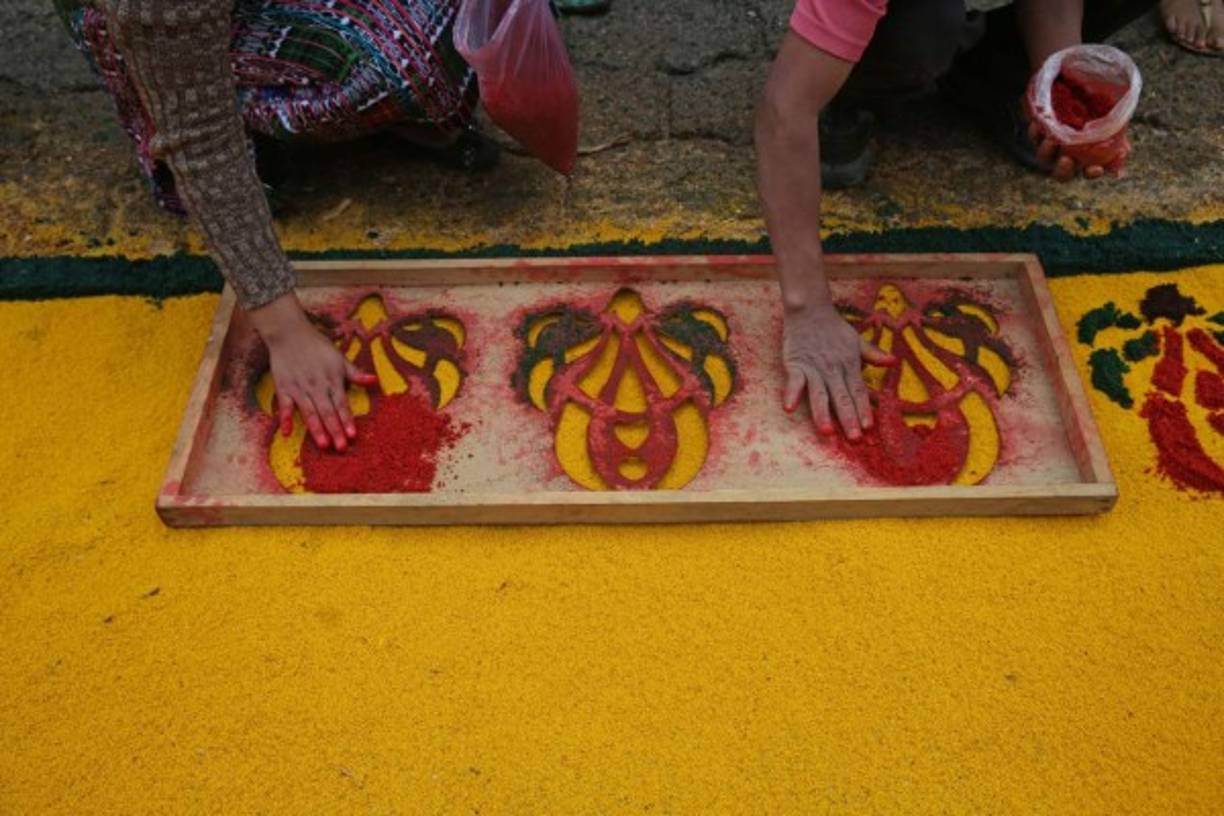 Centenares de devotos llegaron este domingo desde primera hora de la mañana a la aldea indígena guatemalteca de Patzún para celebrar la tradicional procesión del Corpus Christi.<br/>