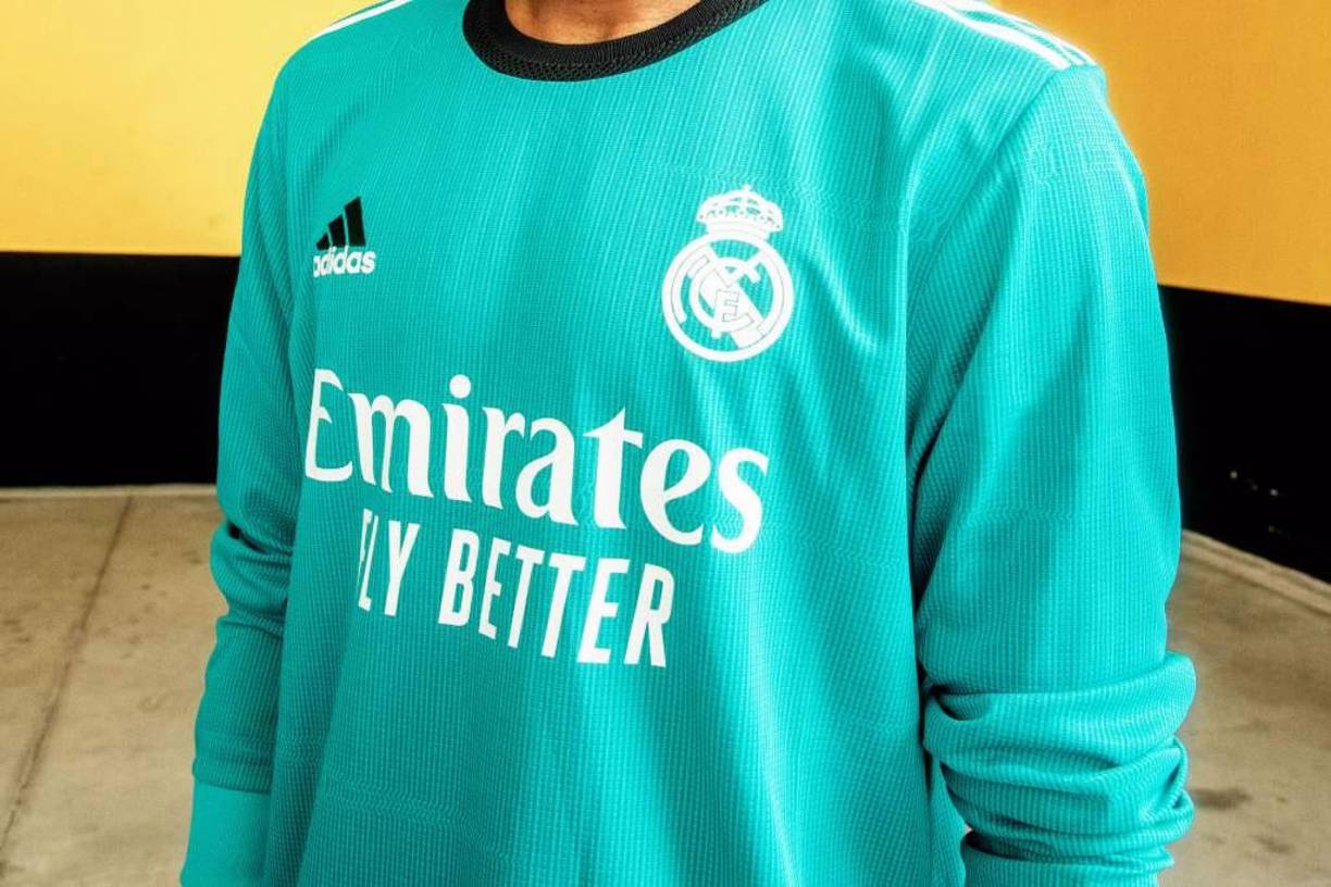 La nueva camiseta del Real Madrid está hecha con Primegreen, innovando con materiales reciclados.
