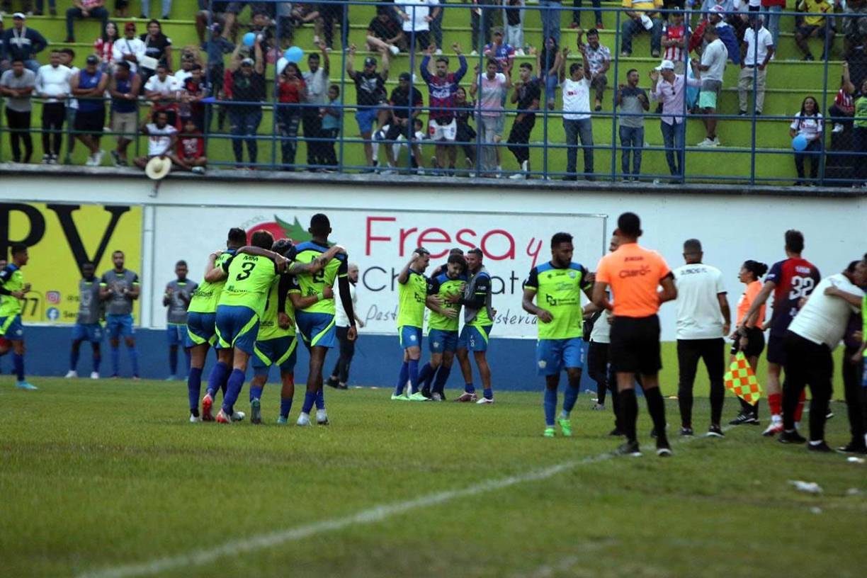 La alegría de los olanchanos tras el gol del argentino Agustín Auzmendi para el empate de los Potros contra el Olimpia.