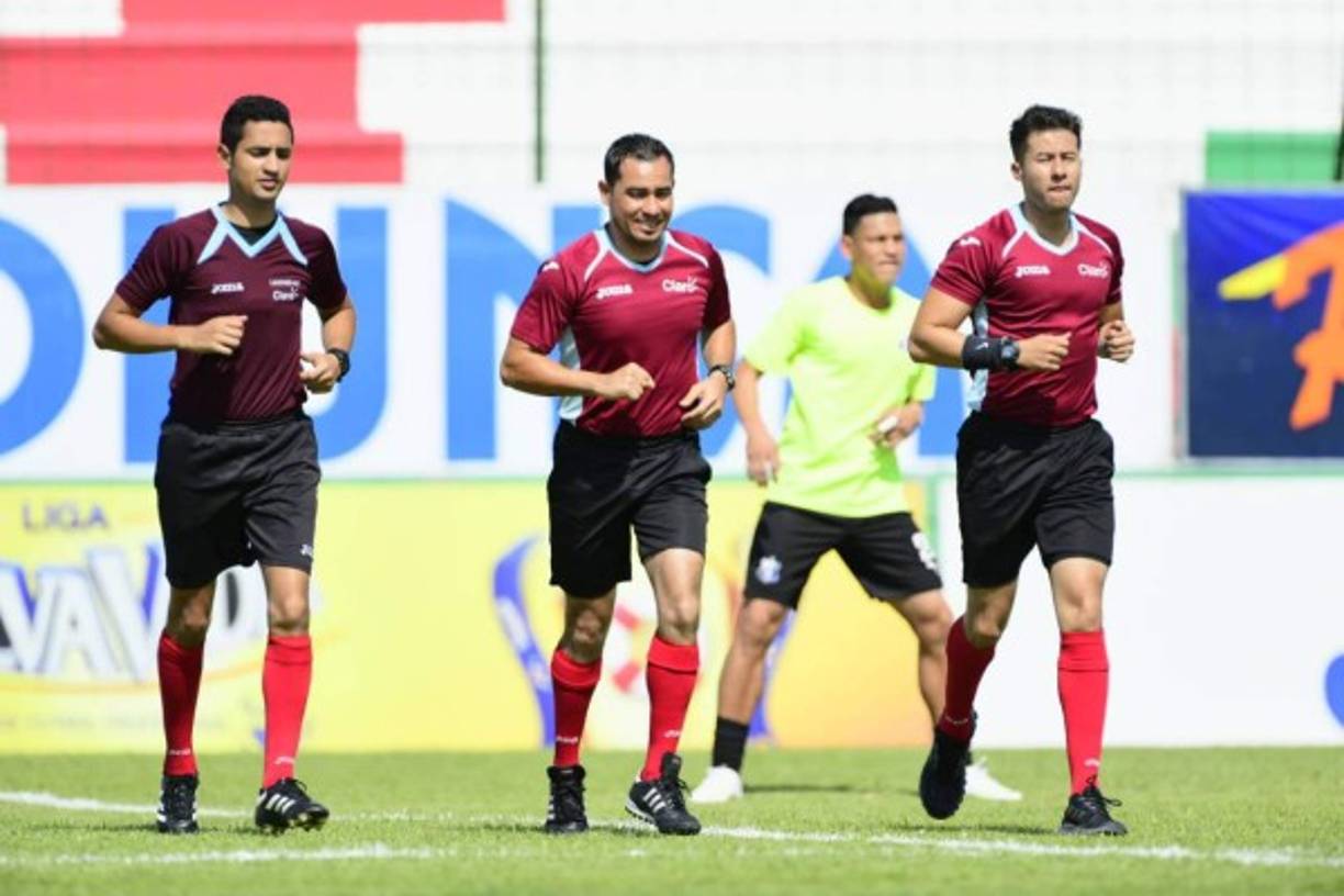 El árbitro Héctor Rodríguez y sus asistentes calentando antes de impartir justicia en el partido Marathón-Honduras Progreso en el estadio Yankel Rosenthal.
