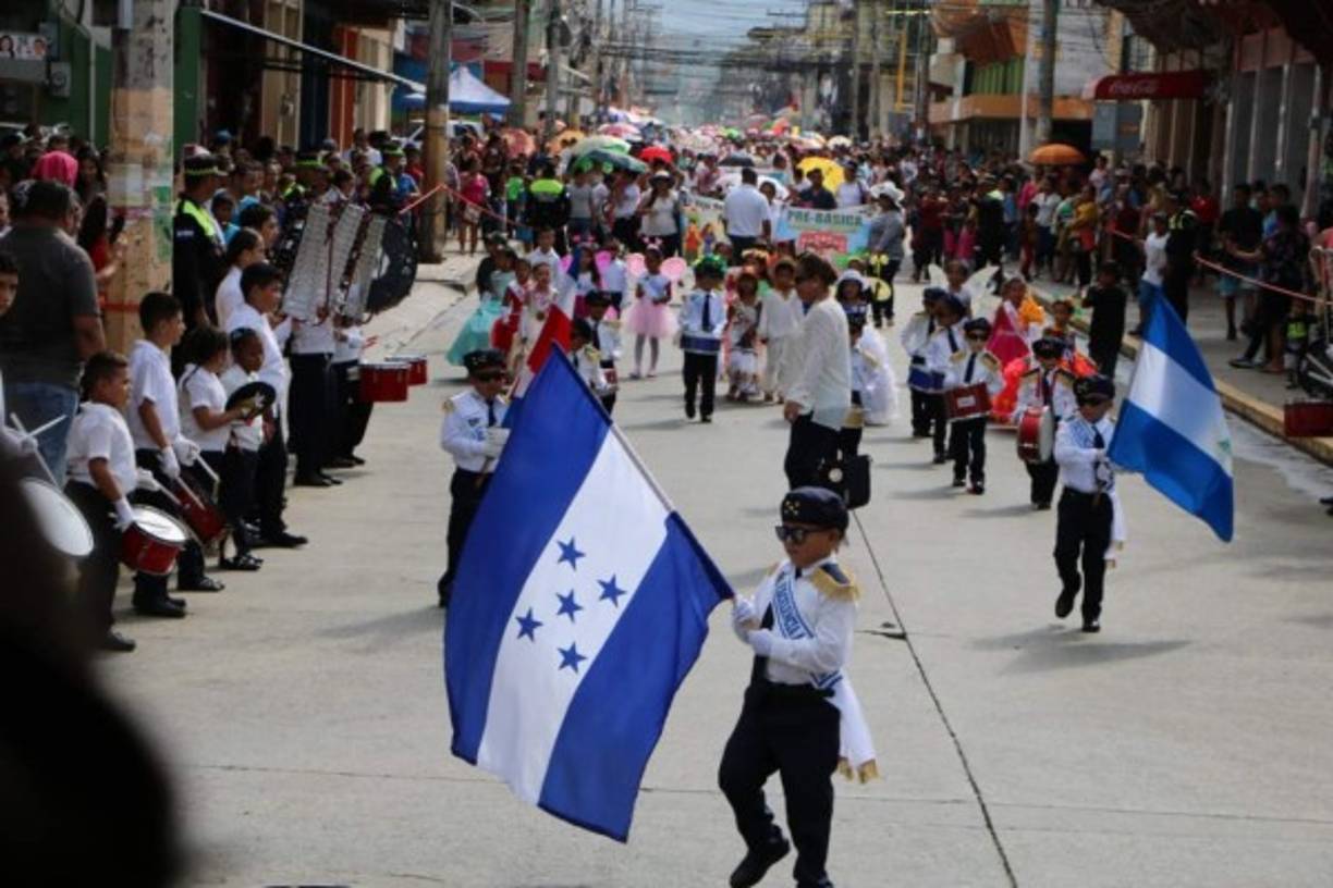 Los alumnos de la escala prebásica y básica de Honduras iniciaron los desfiles que celebran los 198 años de Independencia de España.