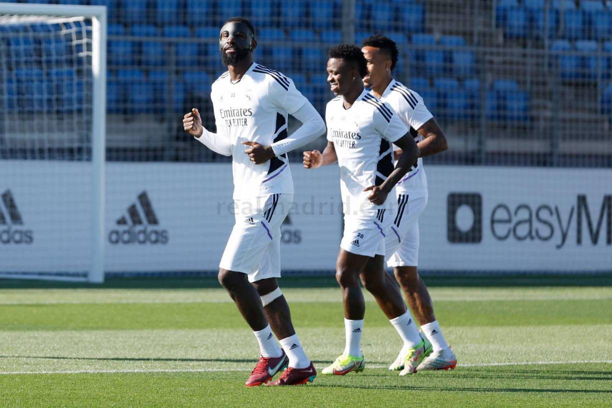 Antonio Rüdiger entró en la convocatoria, pero esperará su oportunidad en el banquillo junto a la máscara que le protege de la herida que se hizo en Varsovia contra el Shakhtar Donetsk en la Champions League.