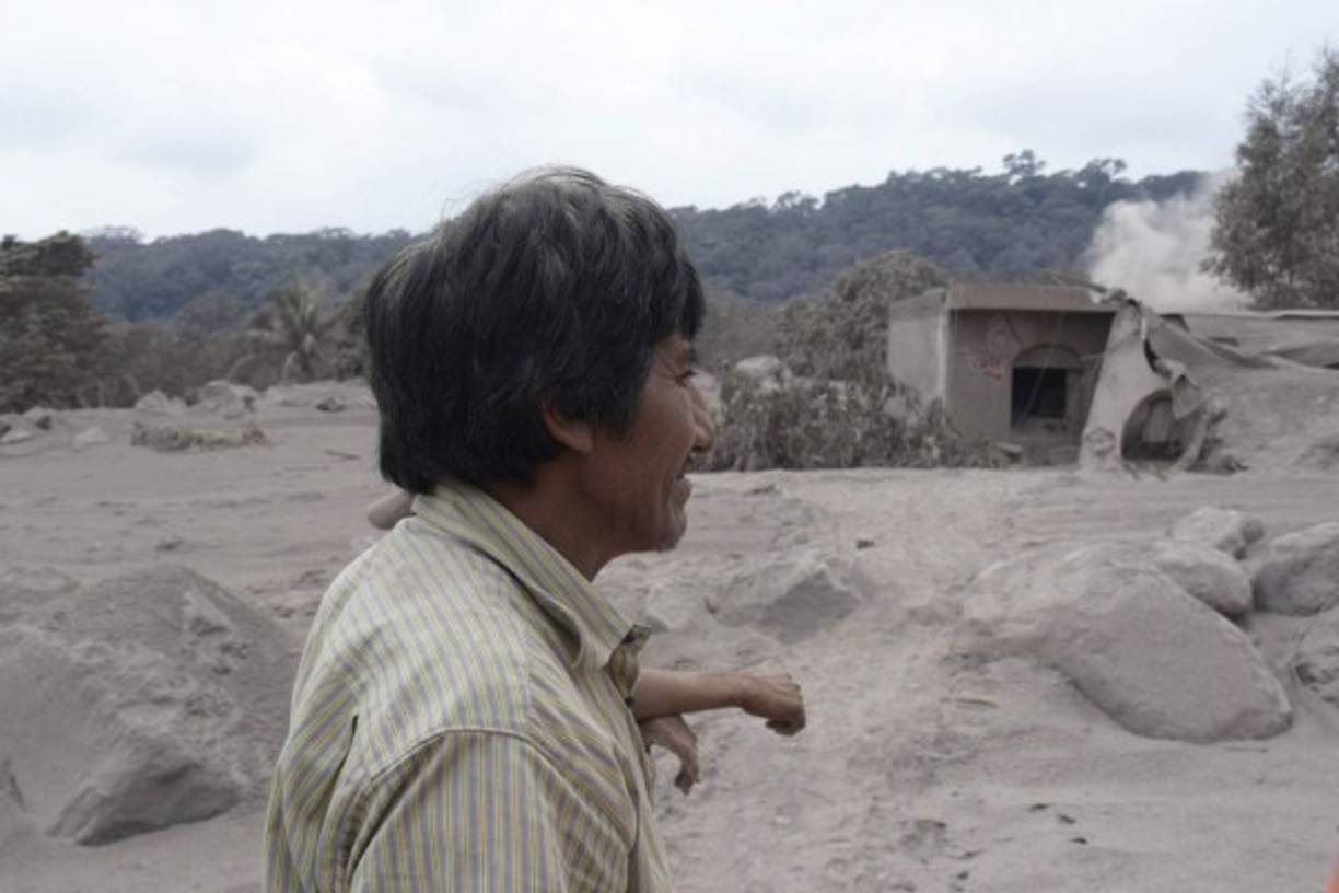 La impotencia de mucha gente que espera encontrar con vida a sus familiares se nota en sus rostros.