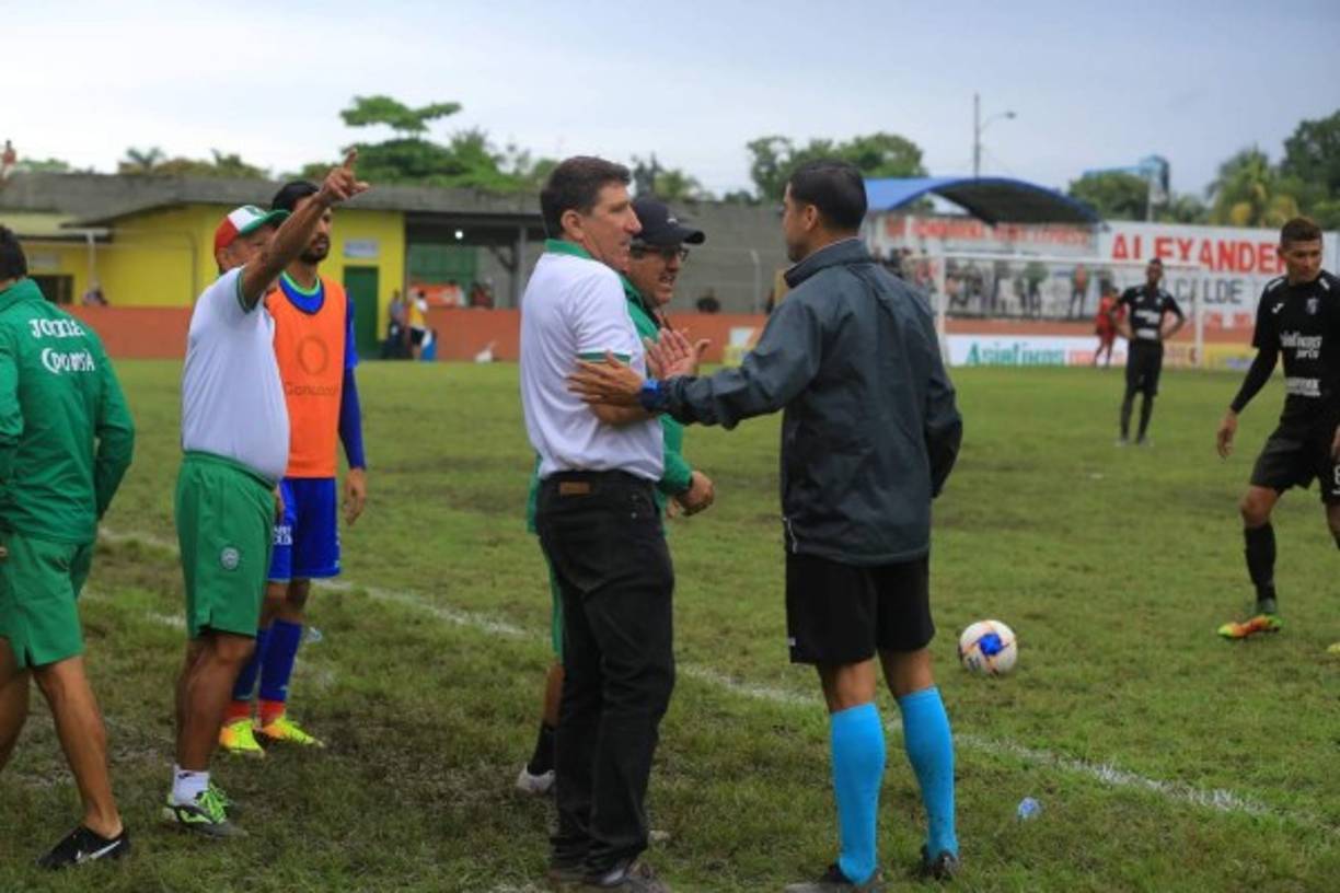 ¿Qué pasó? Héctor Vargas tocó un balón con el pie antes de que saliera del campo y por eso fue amonestado con tarjeta amarilla por el árbitro Héctor Rodríguez.