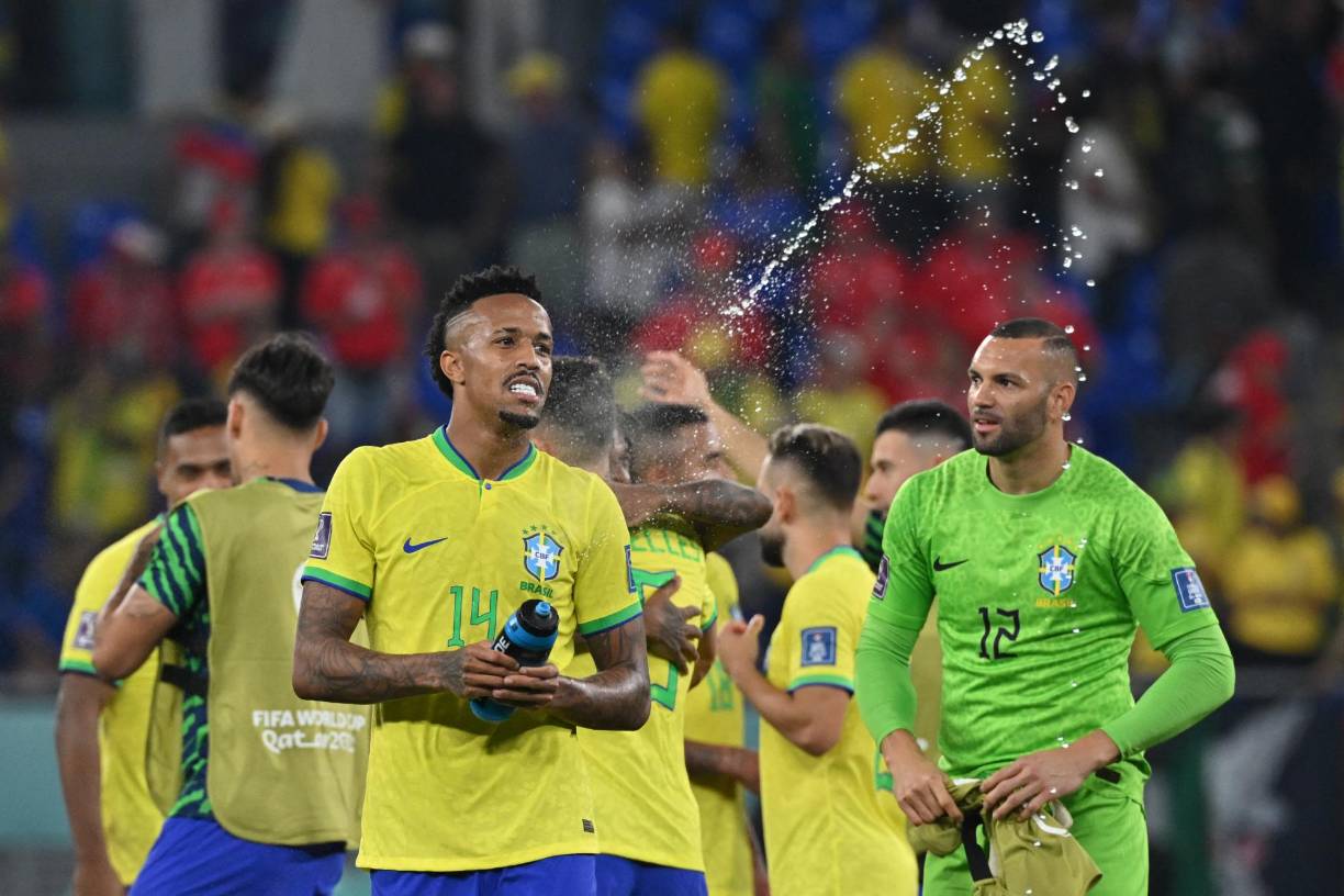  Eder Militao durante su celebración al final del partido en el Estadio 974.
