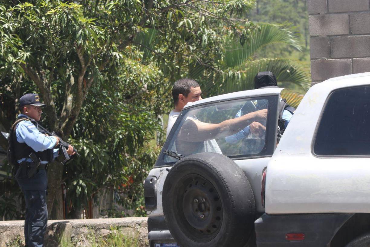 Otros dos presuntos pandilleros intentaron huir, pero fueron detenidos a varias cuadras de donde se registró el ataque.