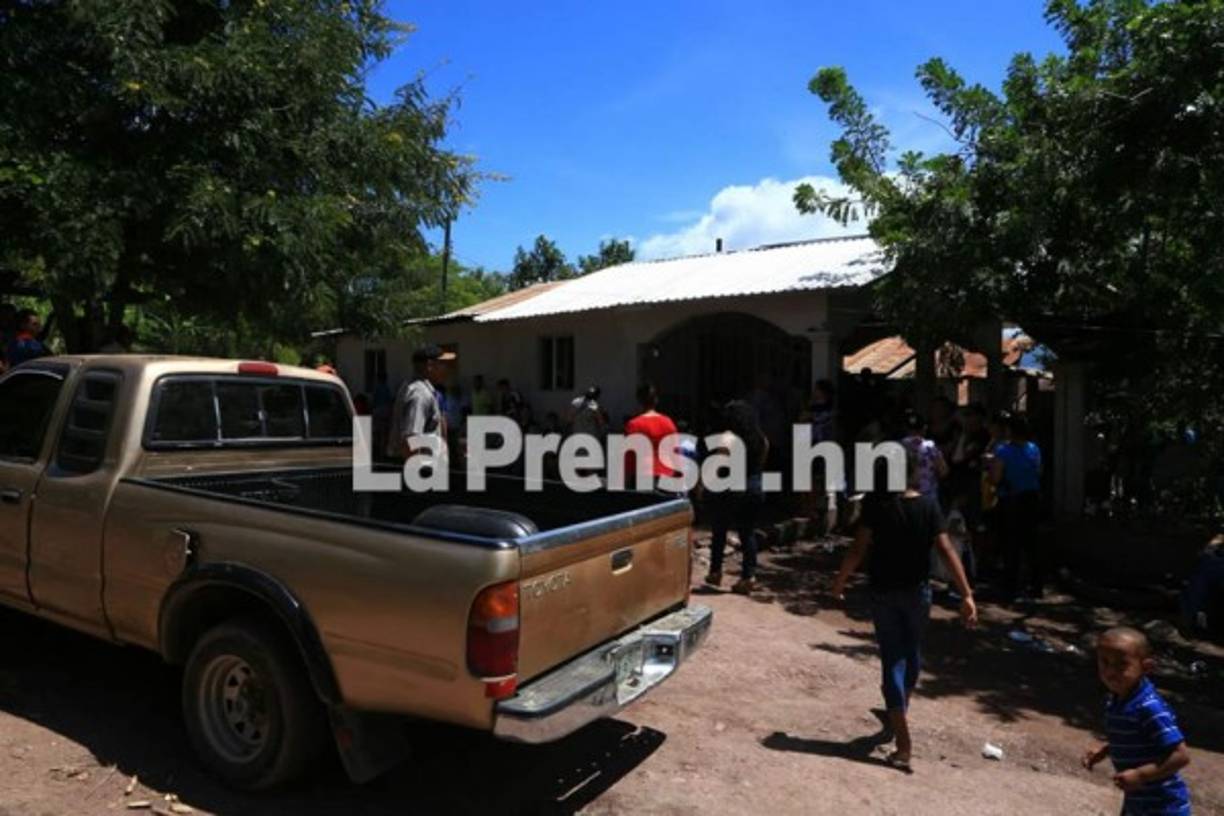 Los cuerpos de los niños Ángel Aguilar (3), Rosío Aguilar (7) y su madre Merlyn Contreras (26) fueron llevados hoy a la casa de Geovanny Aguilar.