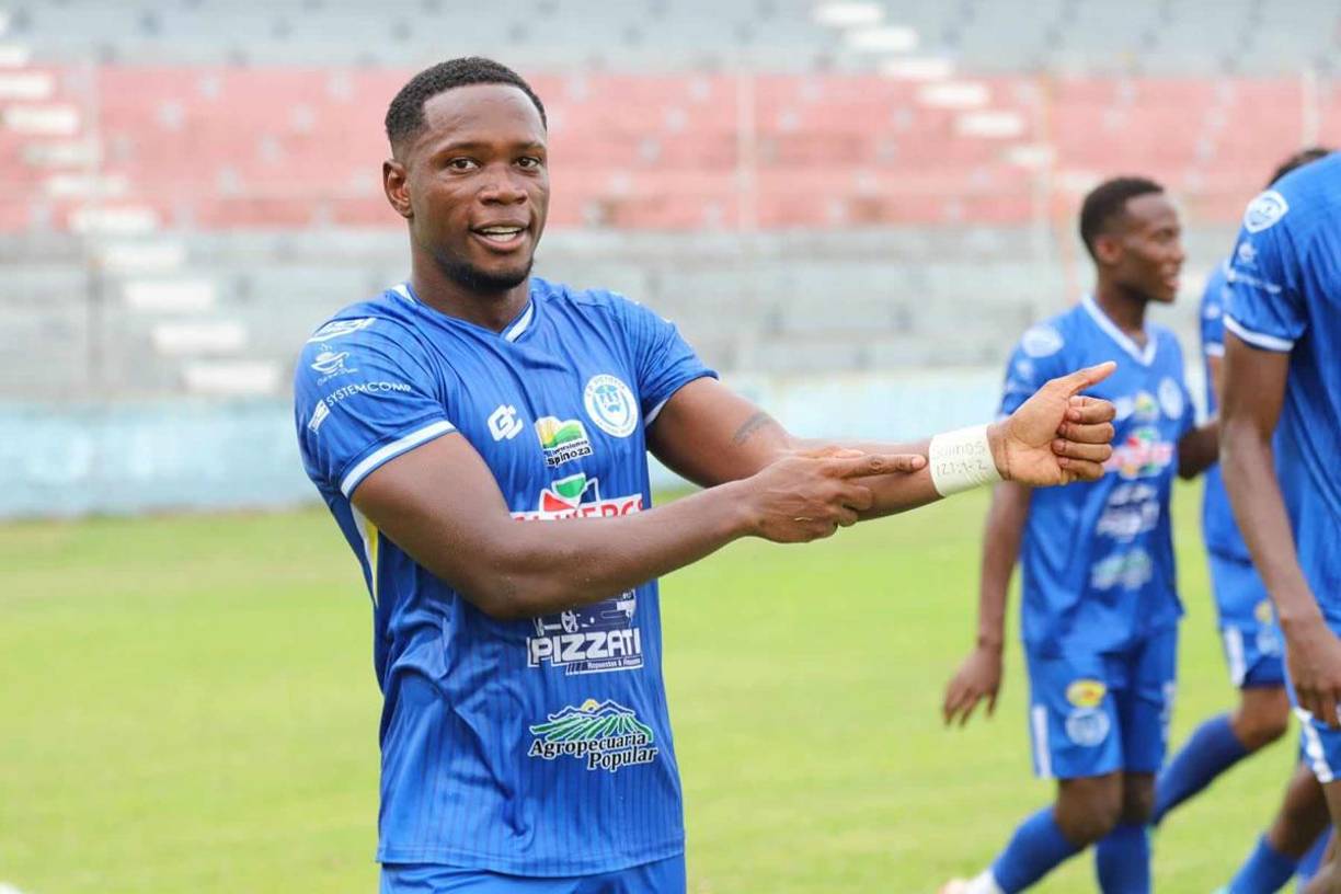 Kevin Güity selló el triunfo del Victoria con el tercer gol contra el Marathón y celebró mostrando un mensaje en su mano izquierda.