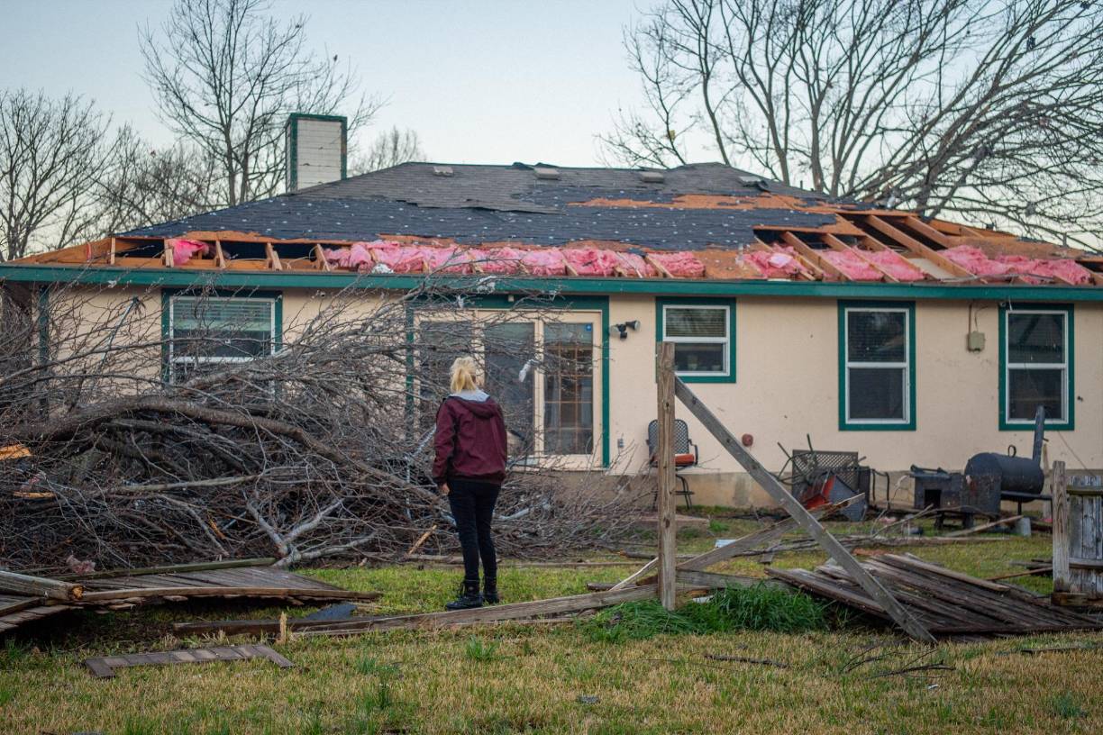 Miles de personas se encuentran sin electricidad tras el azote de los tornados en Texas y Nueva Orleans.