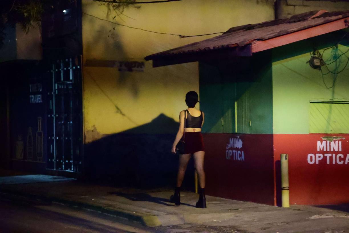 El pago por los servicios sexuales en las calles, andan entre 200 lempiras las chicas trangénero y 500 lempiras las mujeres heterosexuales.