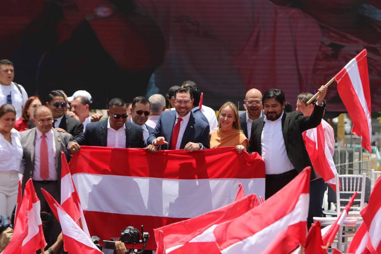 “Hoy se construye la victoria del Partido Liberal de Honduras”, fueron las primeras palabras de Cálix tras su juramentación. 