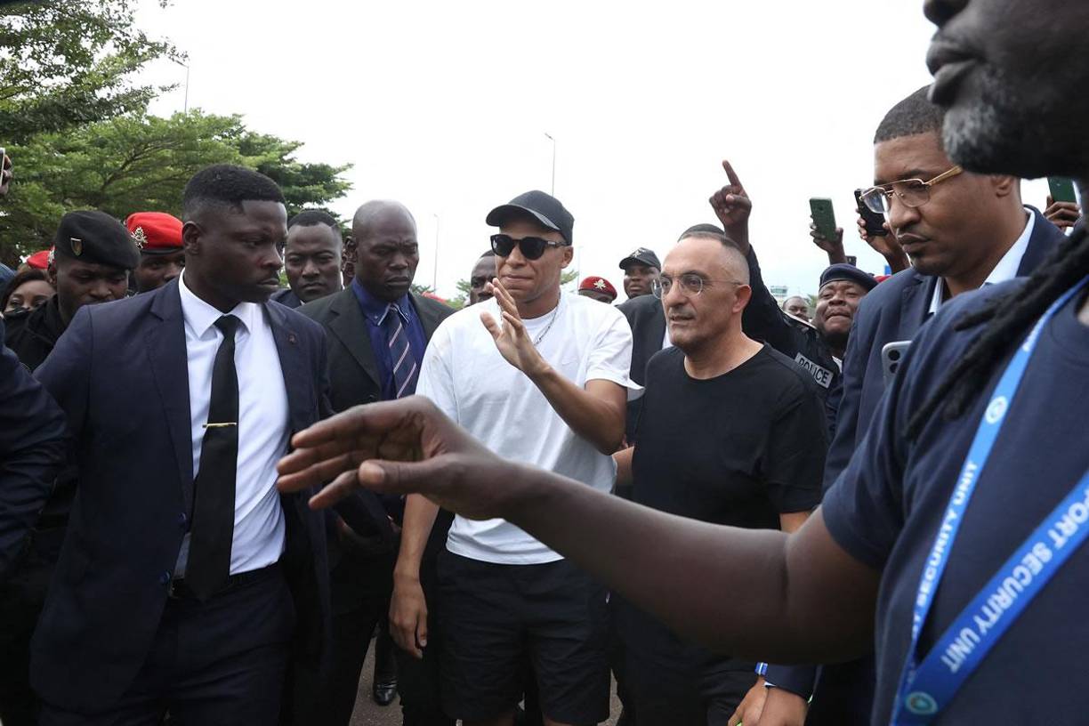 La AFP ha podido tener acceso a una copia del programa previsto. El viernes se espera la visita de Mbappé a la escuela para niños sordos de la Fundación para la Educación y la Promoción de las Personas Deficientes Auditivas (FEPPDA) en la periferia de la capital y luego participará en un “partido de básquet Mbappe vs Joakim”, en alusión aparentemente a Joakim Noah, exjugador retirado de la NBA e hijo de Yannick.