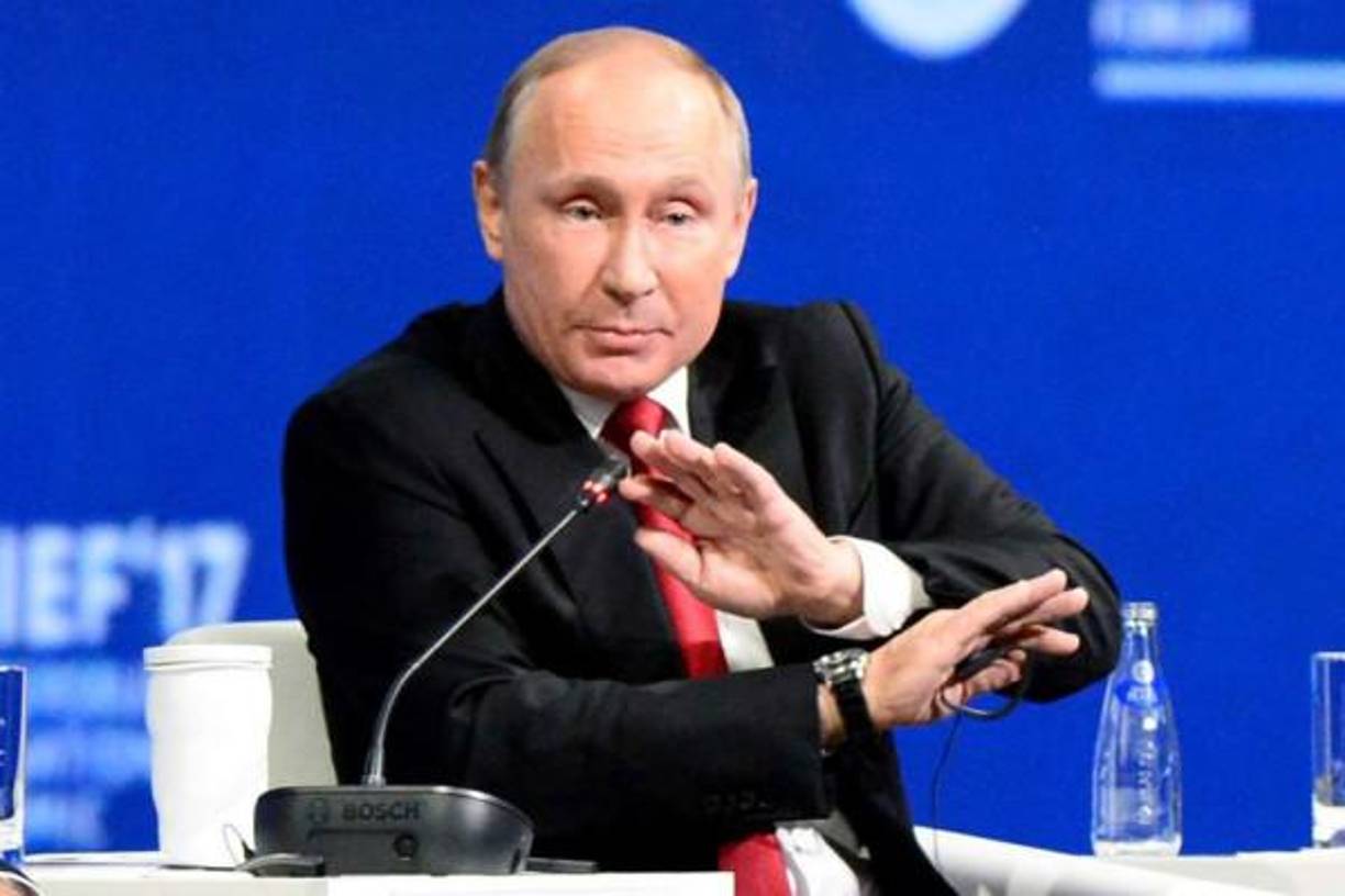 El presidente estadounidense también apeló directamente a Putin, afirmando que poner fin a la guerra beneficiaría a Rusia, dado el estado actual de su economía. “Pon fin a esto ahora y detén esta guerra ridícula. ¡Solo va a empeorar!”, advirtió.
