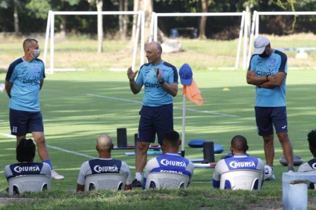 Fabián Coito comenzó a hablar con los seleccionados que contó en este primer entrenamiento.