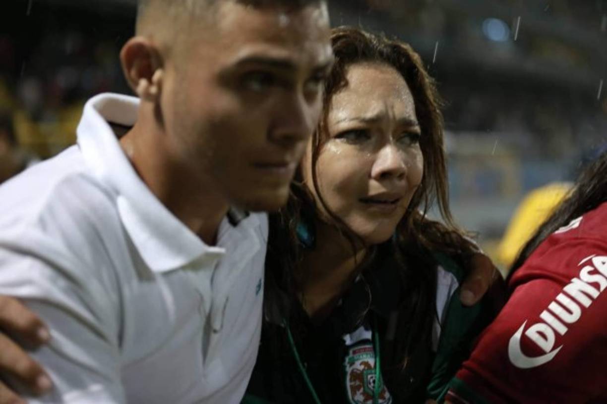 Rossana de Musleh, relacionadora pública del Marathón, tuvo que ser auxiliada tras la bronca en las gradas.