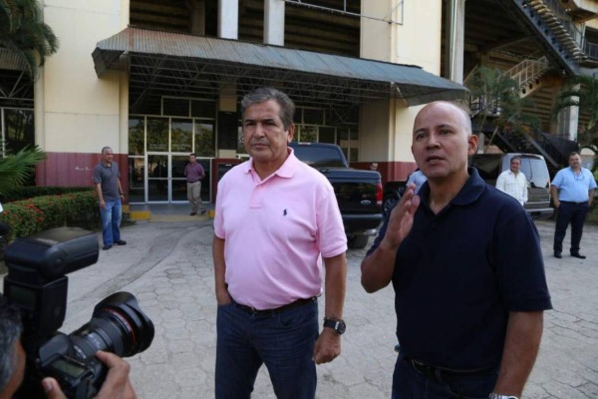 El técnico de la Selección de Honduras, Jorge Luis Pinto, junto al jefe de prensa de la Fenafuth, Edwin Banegas.