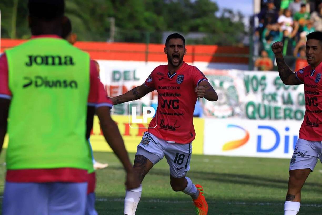 El goleador argentino Lucas Campana celebrando el 1-0 del Marathón contra el Real España.