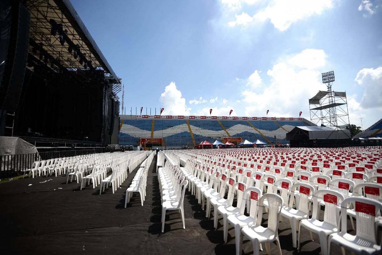 Los sampedranos también deben tomar en cuenta el código devestimenta en el concierto: las personas que estén ubicadas enlas áreas de Experiencia Bac Credomatic, Silla VIP, Preferencia sur y gradería, pueden vestir de blanco, mientras que en Silla Platinum, Butaca enumerada y Preferencia este, de negro.