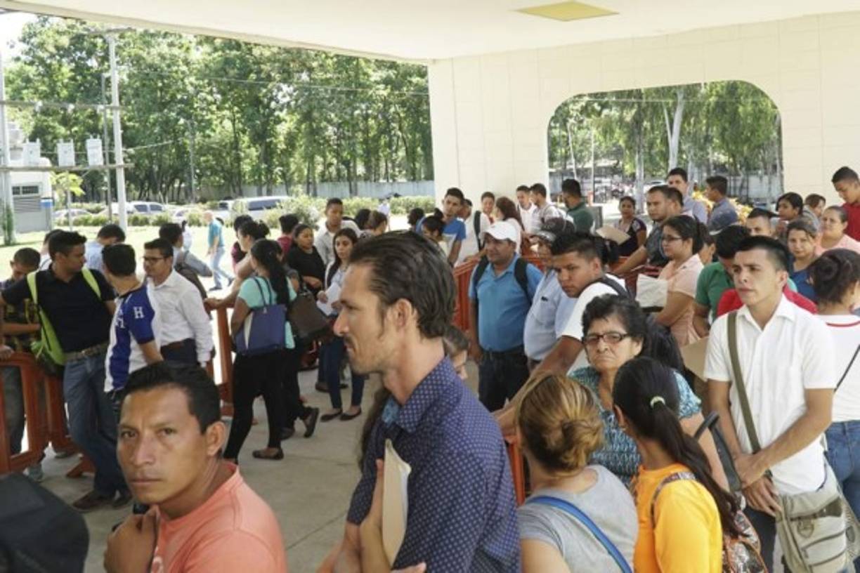 La jornada de reclutamiento inició a las 8:00 am; sin embargo los aspirantes llegaron desde temprano.