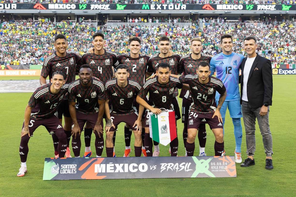 La selección mexicana salió a la cancha con: Julio González, Israel Reyes, Johan Vásquez, Gerardo Arteaga; Edson Álvarez, Luis Romo, Luis Chávez, ‘Charly’ Rodríguez; Uriel Antuna, Julián Quiñones y Santiago Giménez. En el once posado apareció el exfutbolista mexicano Jared Borgetti.