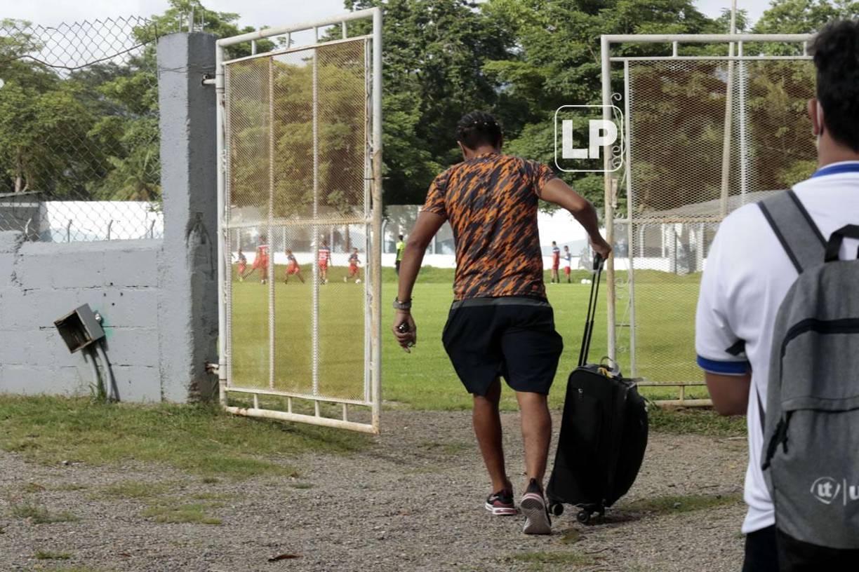 El veterano futbolista apareció en el estadio jalando una maleta de ruedas.