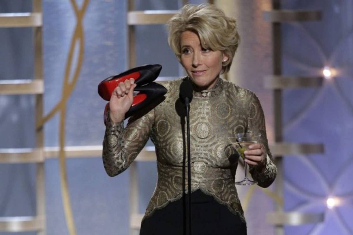 '¿Por qué los usamos? Son tan dolorosos': Emma Thompson. Esta guapa actriz inglesa aceptó el premio a Mejor Actriz en los premios National Board Review sin zapatos.