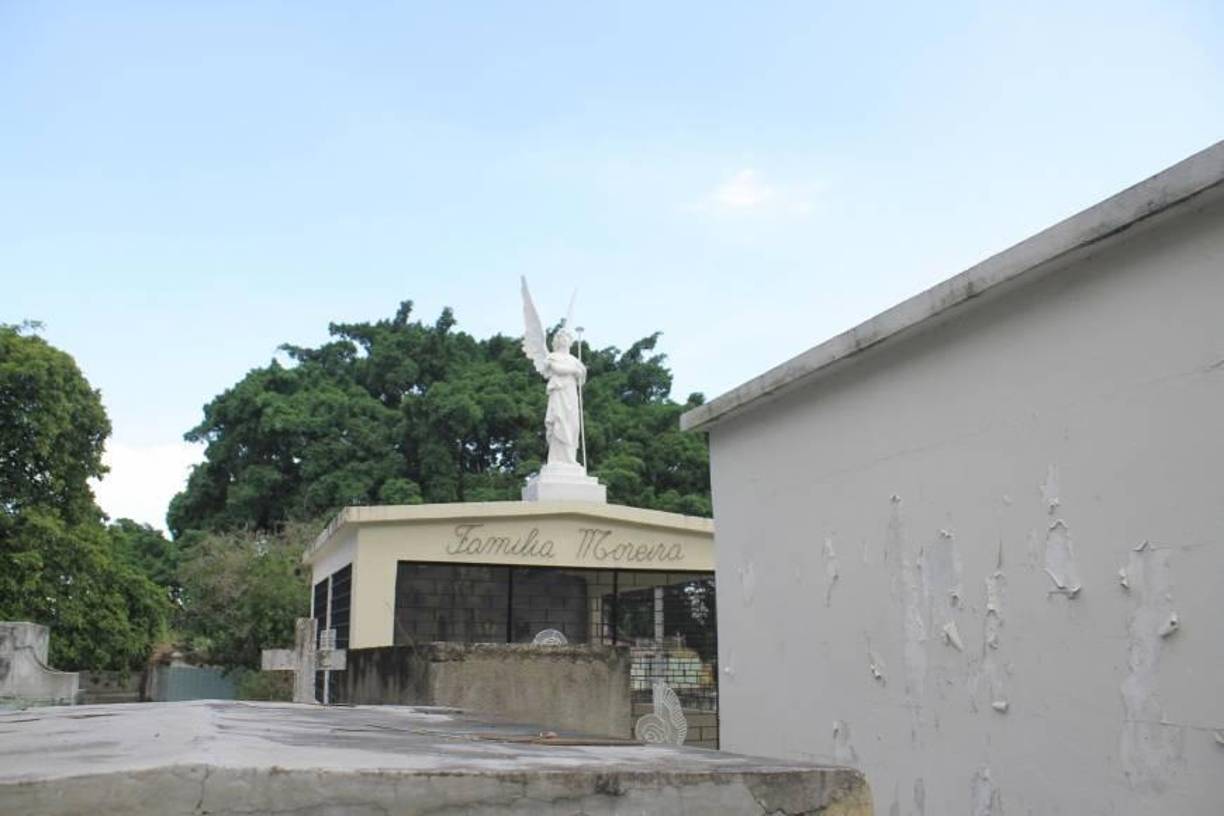 Finamente tallados, también abundan las esculturas de ángeles que evocan el camino al cielo. Un cam