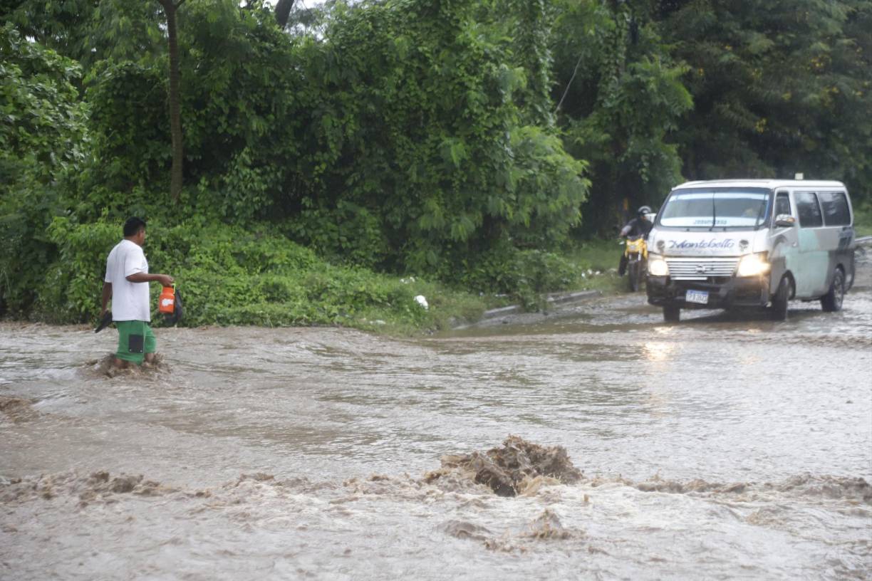 La quebrada que separa a la colonia Panting de la 33 calle, se desbordó sobre la calle que da acceso a Chamelecón, generando un gran congestionamiento vial.