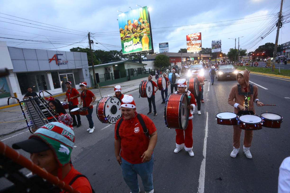 Las bandas deleitaron con sus toques navideños, e incluso algunos portaron disfraces de renos.
